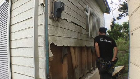 外壁が破損した古い戸建て