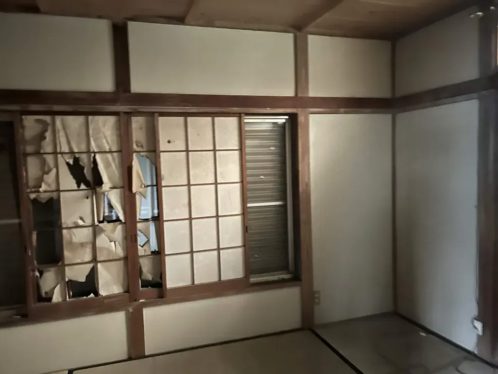 障子や室内が傷んだ古い戸建て